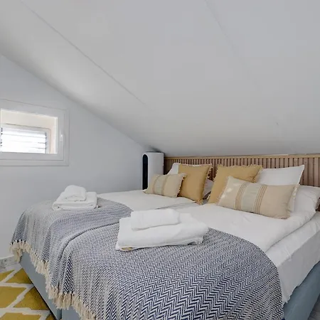 Апартаменты Bright Nordic Style Penthouse In Beachside *