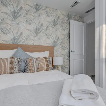Апартаменты Bright Nordic Style Penthouse In Beachside