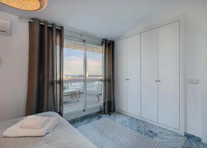 Апартаменти Bright Nordic Style Penthouse In Beachside *